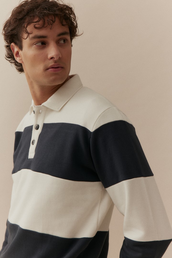 Basefield Men Model trägt Henleyshirt blau-weiß gestreift