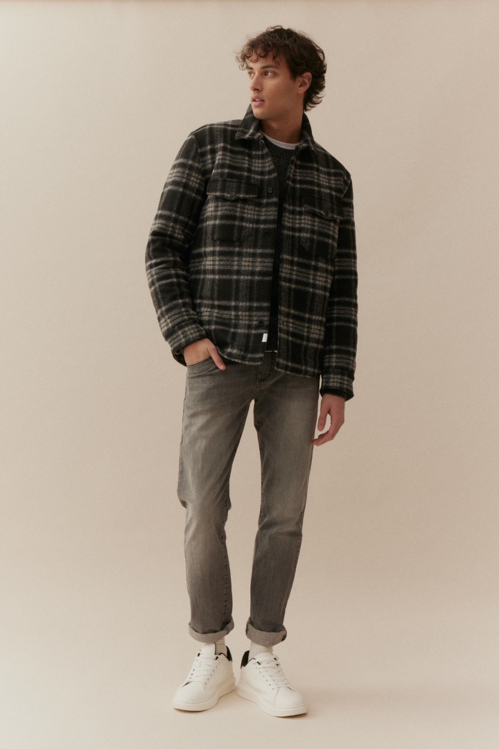 Basefield Men Model mit kariertem Overshirt