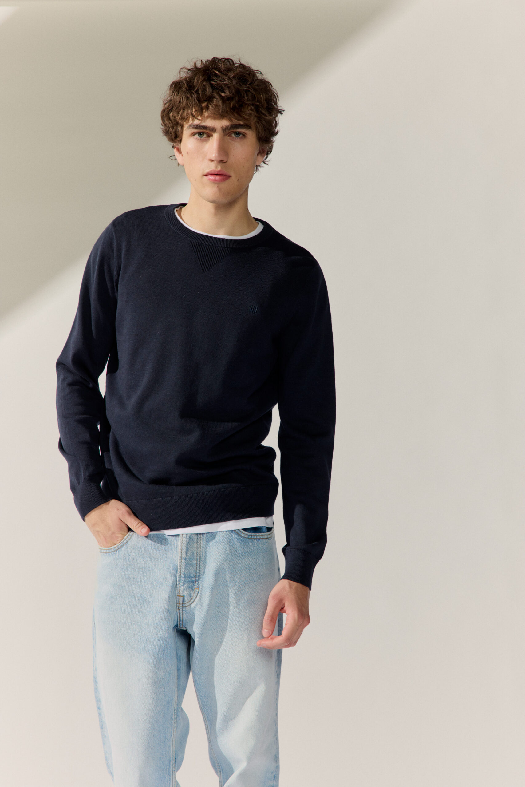 Basefield Men Model trägt eine Hemd kombo