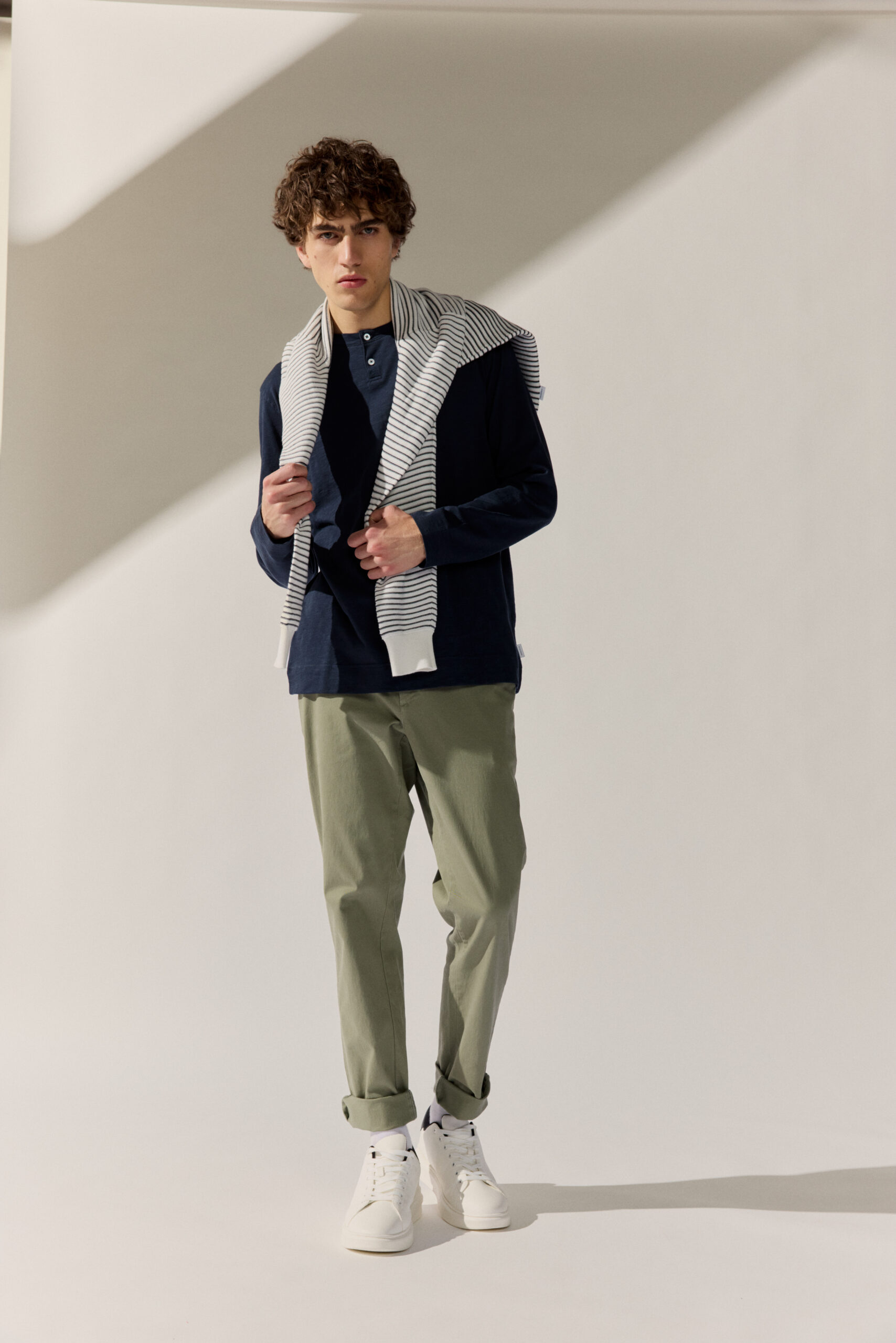 Basefield Men Model schaut zur Seite mit blue dust Karohemd