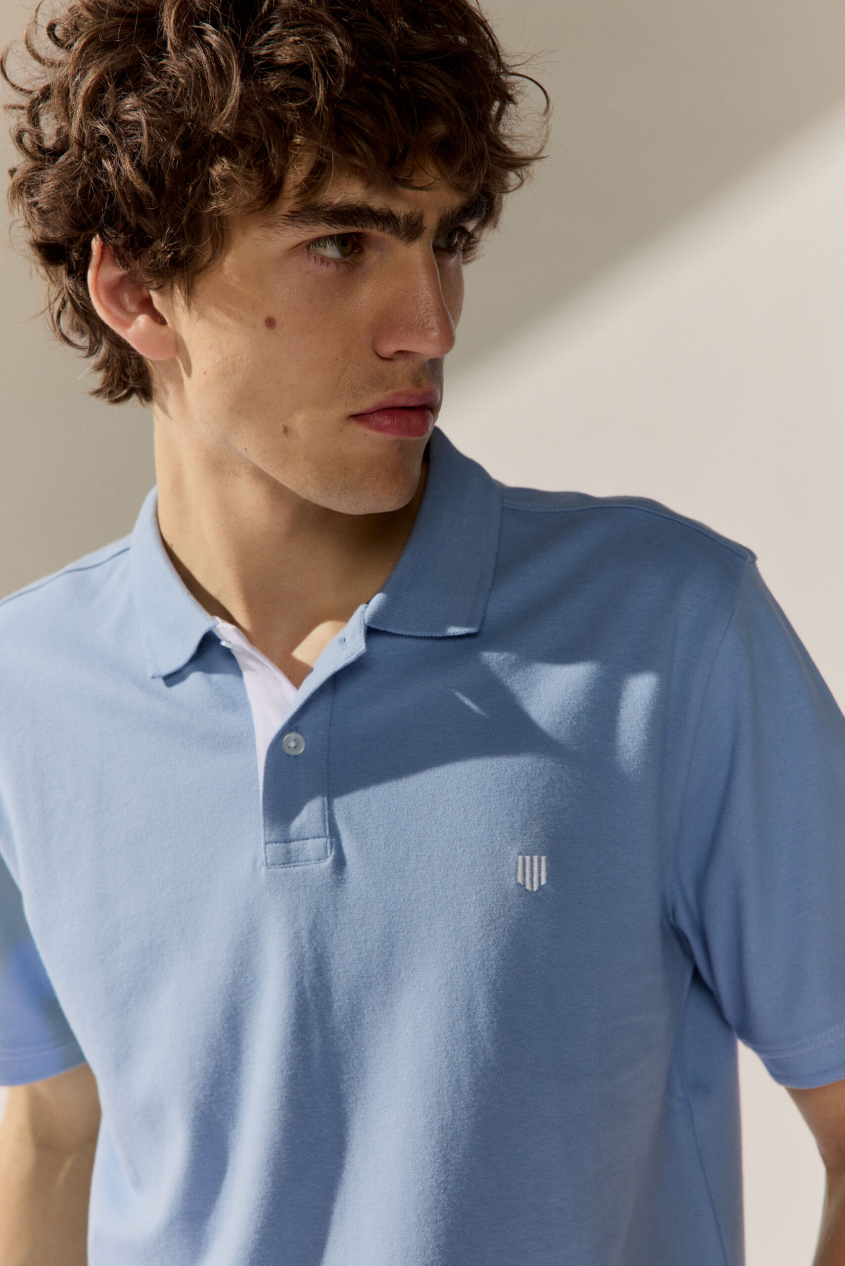 Basefield Men Model trägt blue dust sweater