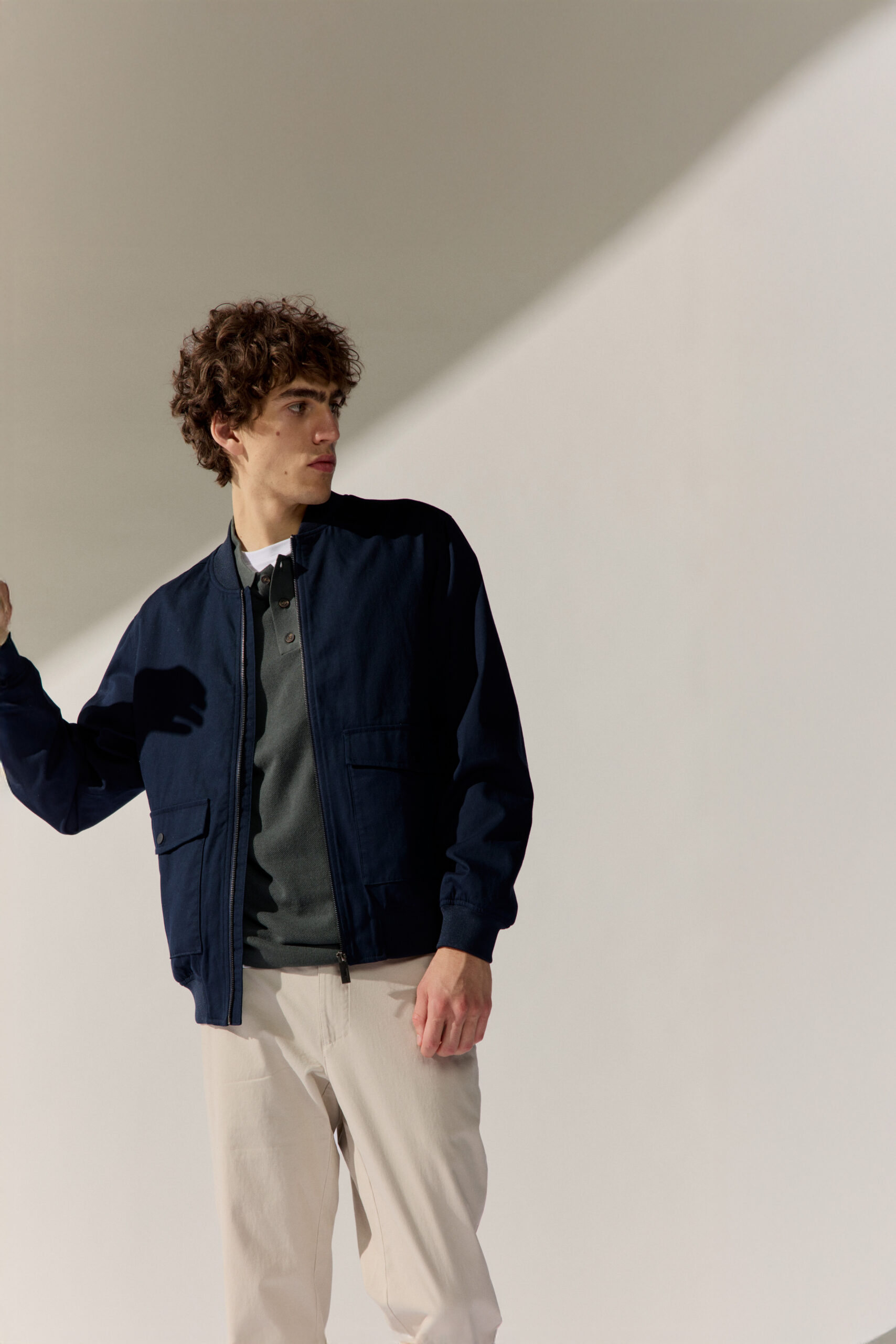 Basefield Men Model trägt stripe shirt mit einem blue dust Hemd