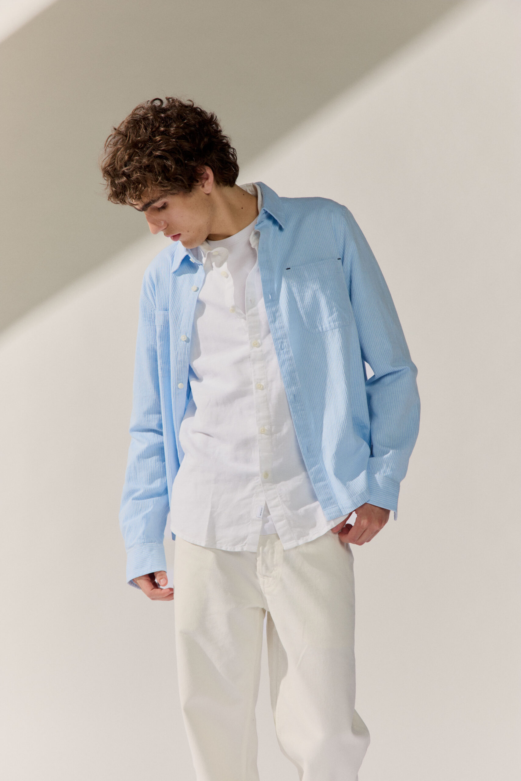 Basefield Men Modle trägt desert Hoodie