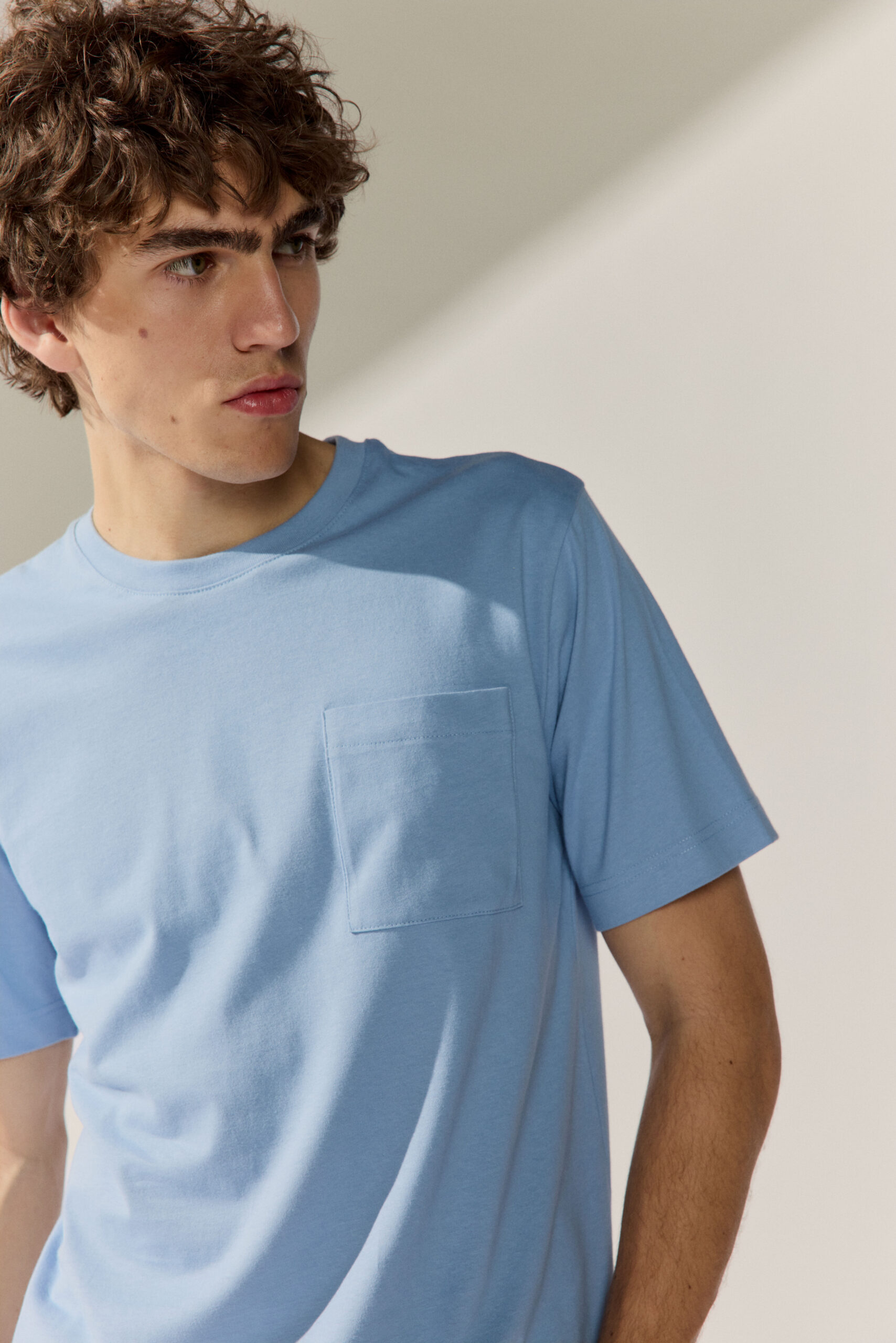 Basefield Men Model trägt sweater