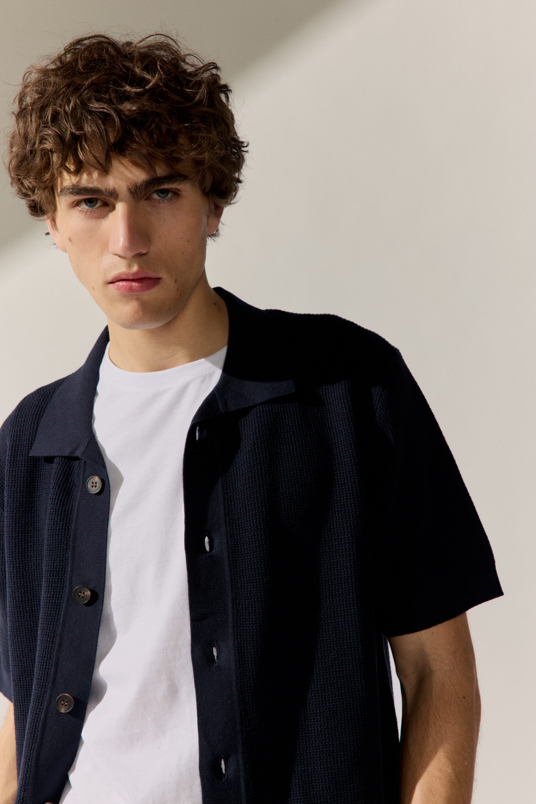 Basefield Men Model trägt T-Shirt und ein Tuch Accessoire um den Hals