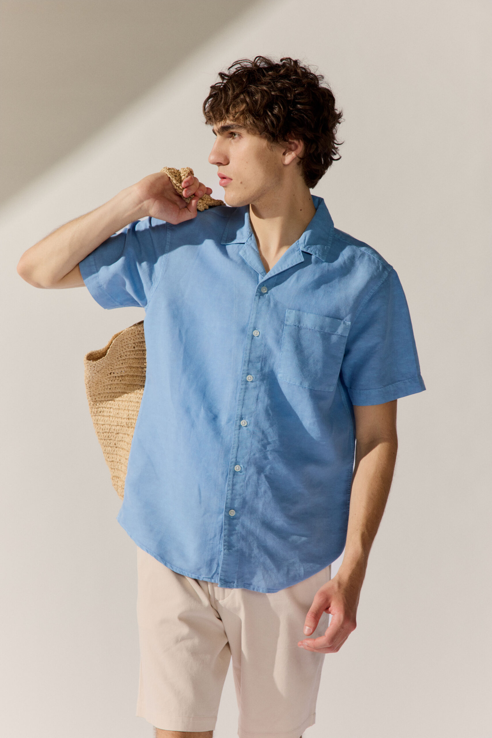 Basefield Men Model trägt desert Sweatshirt und schaut nach unten