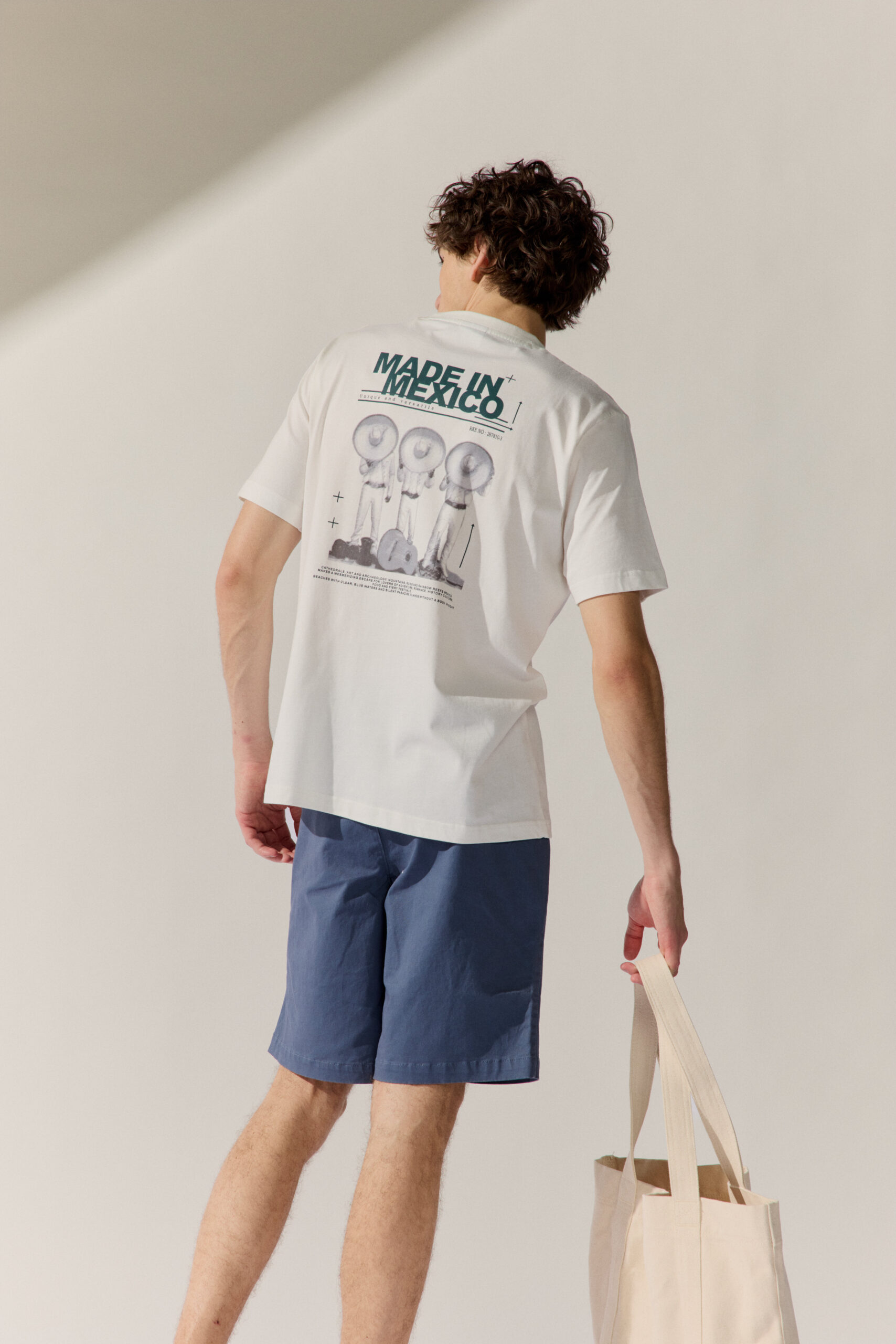 Basefield Men Model trägt T-Shirt mit Backprint vom Schriftzug good life 
