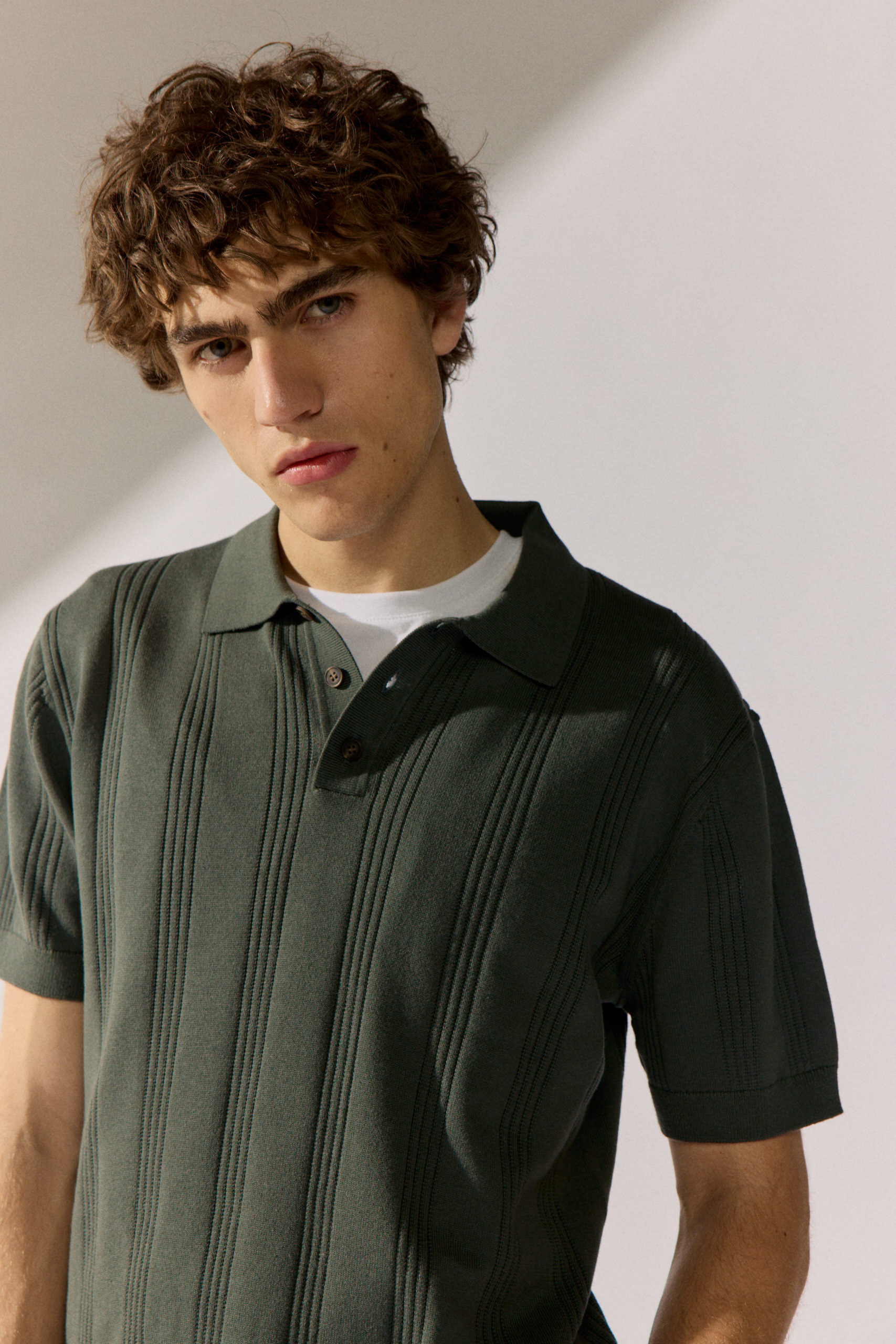 Basefield Men Model trägt T-Shirt in olive mit Schriftzug non parlo italiano