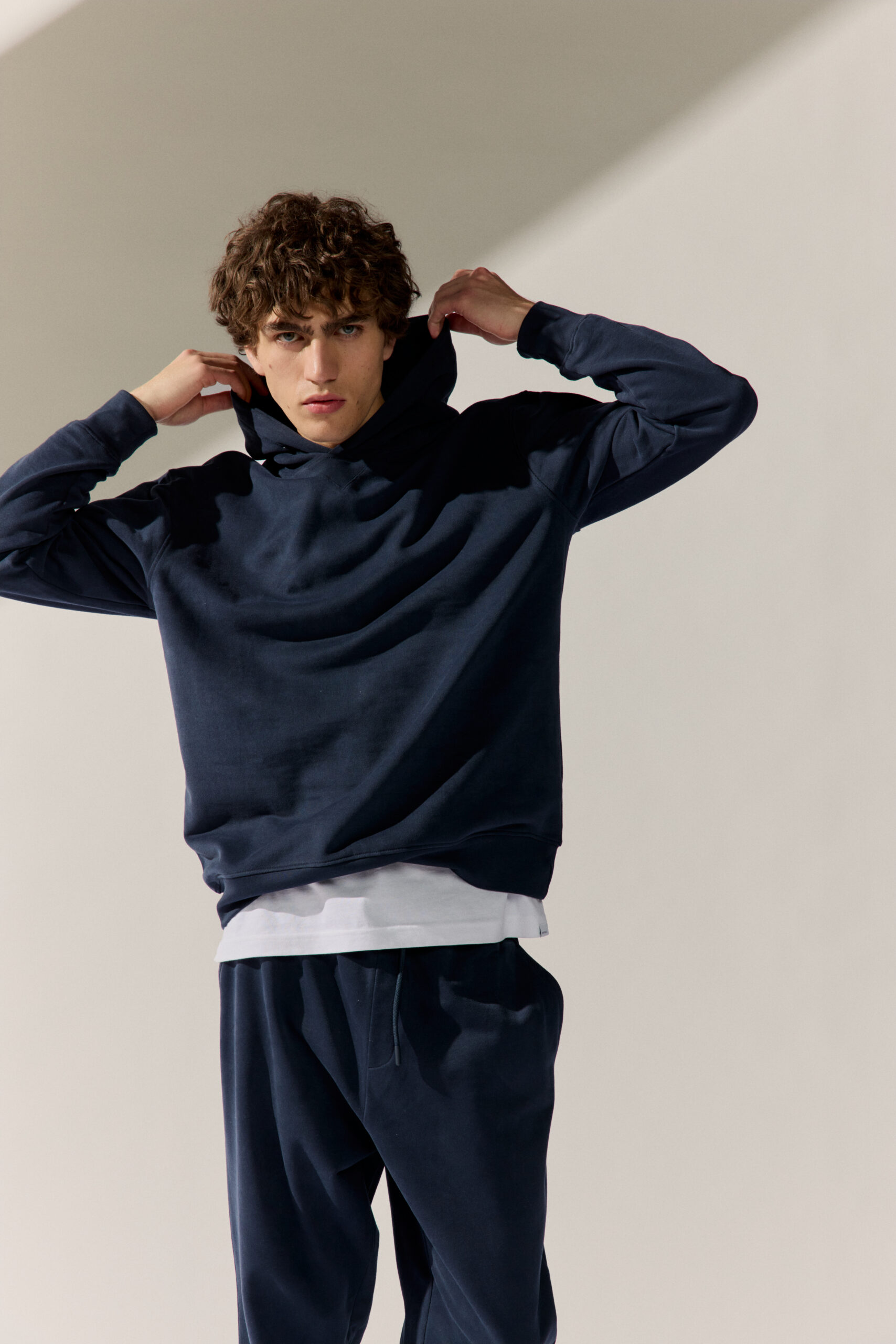 Basefield Men Model trägt ein T-Shirt mit marine stripes