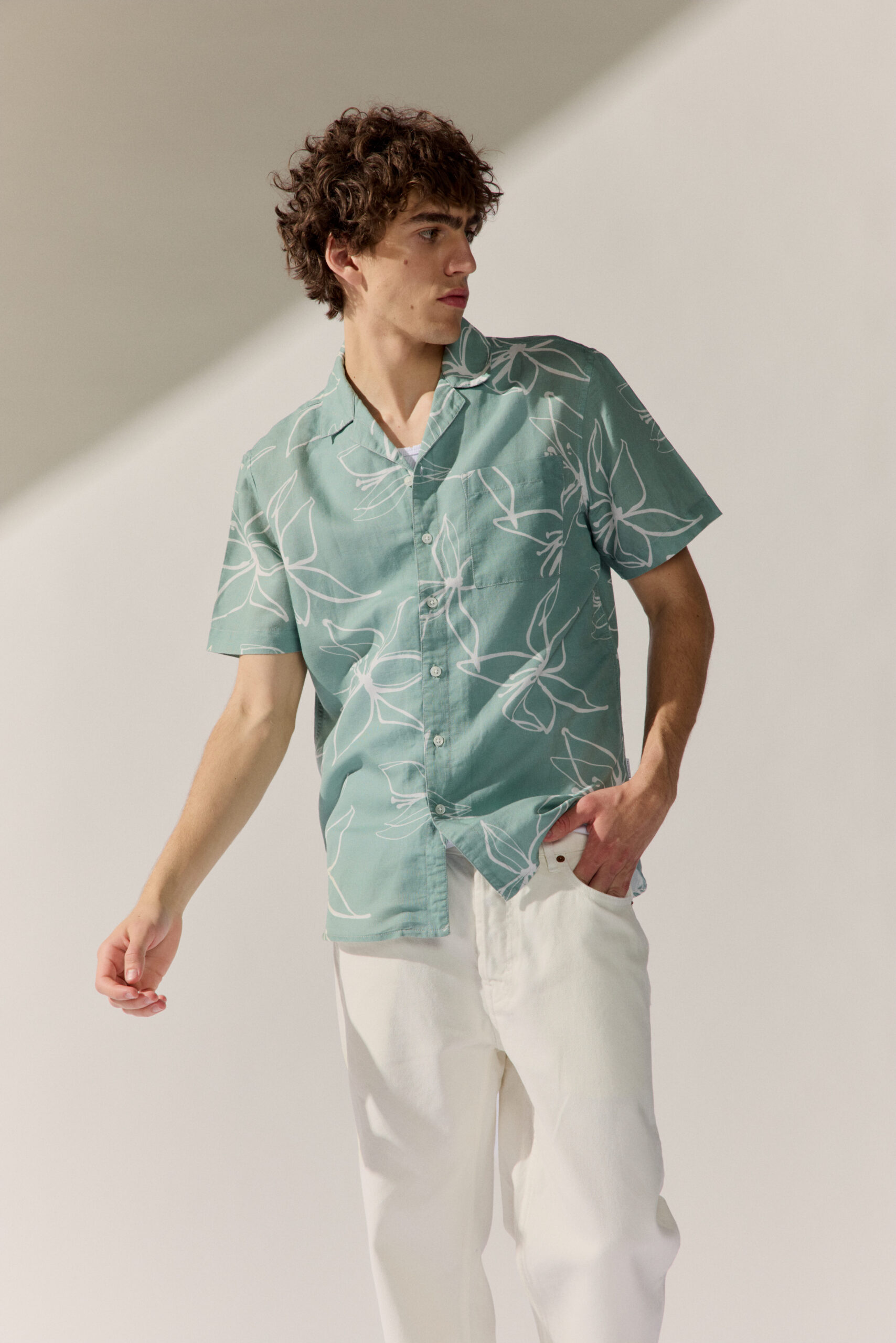 Basefield Men Model trägt T-Shirt mit freedom im Schriftzuug