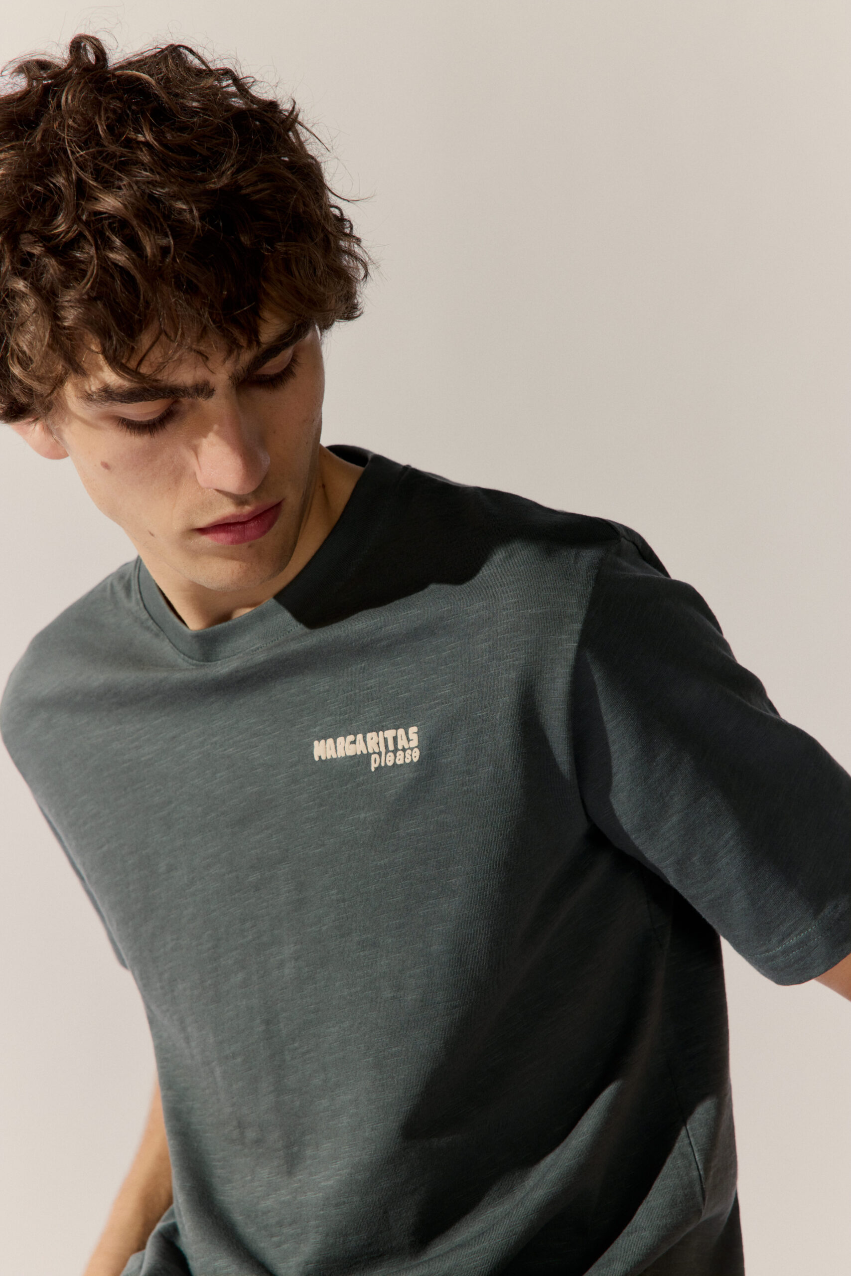 Basefield Men Model trägt ein T-Shirt mit olive oil 