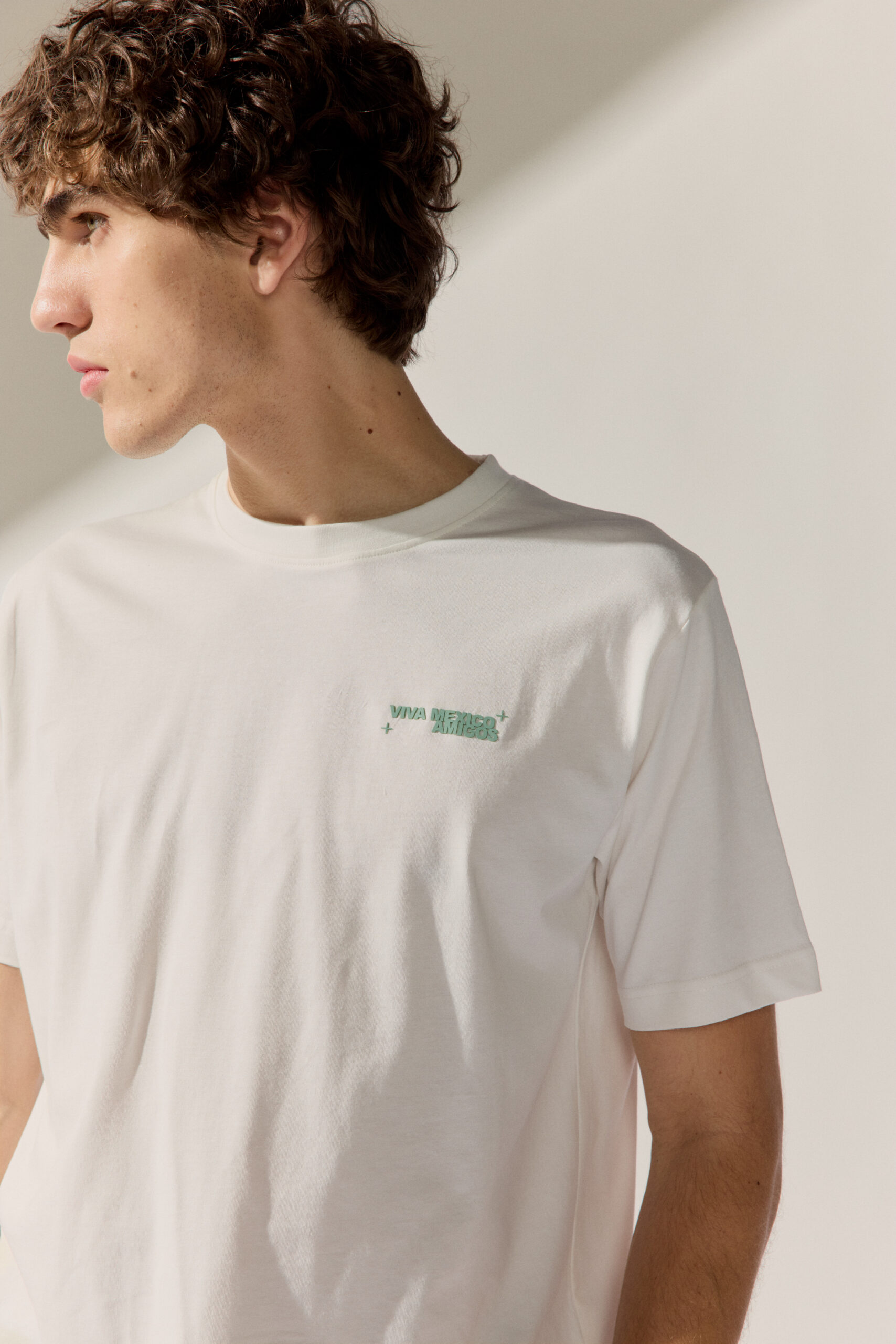 Basefield Men Model trägt T-Shirt mit olive oil backprint