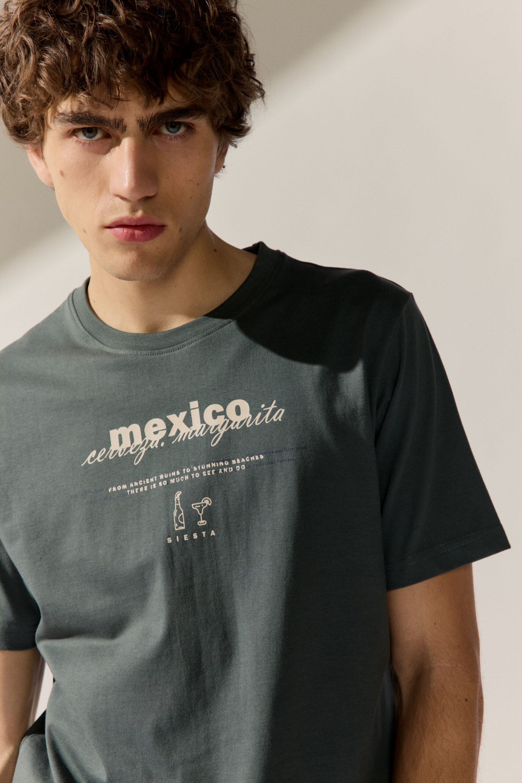 Basefield Men Model trägt T-Shirt mit oliv-streifen