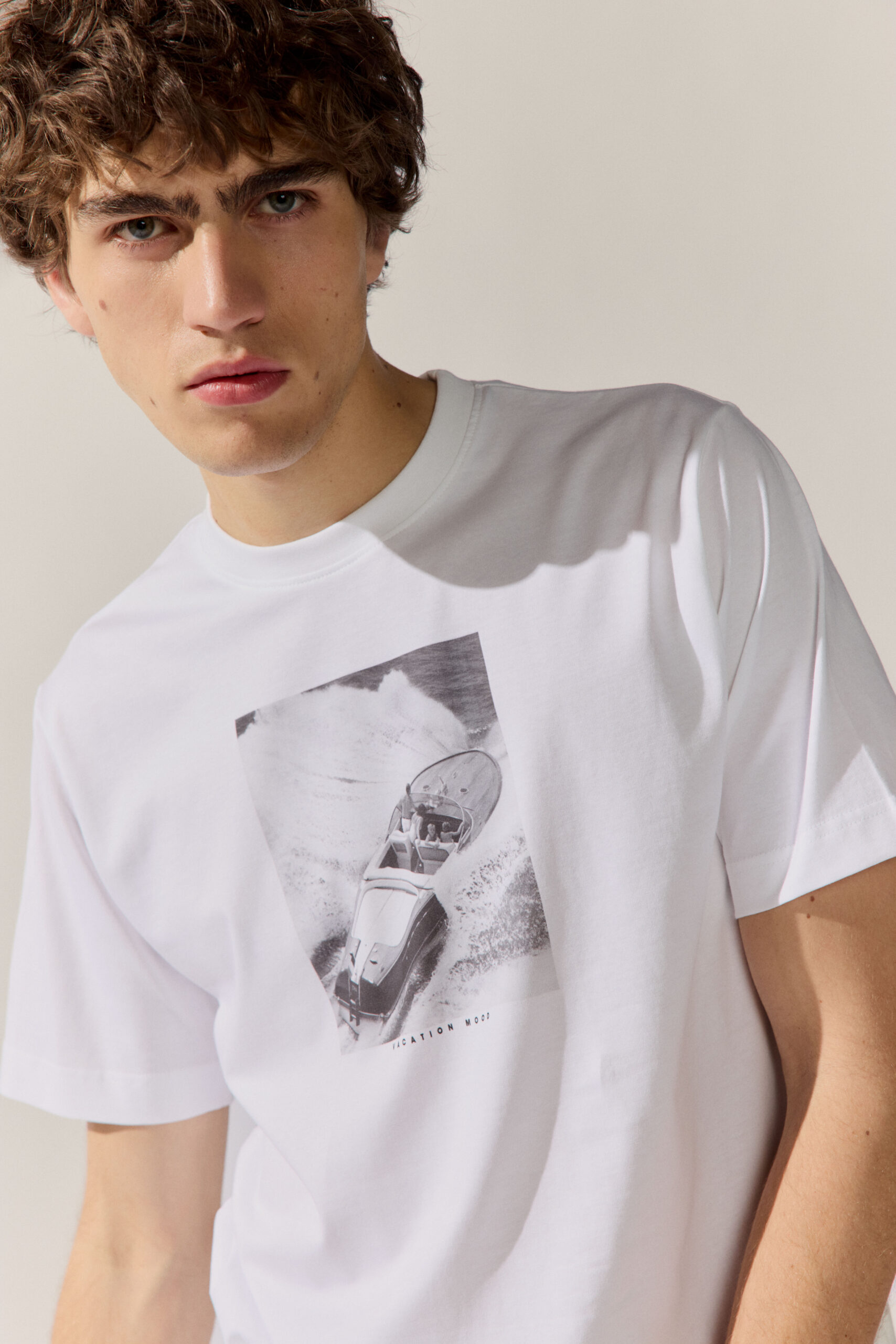 Basefield Men Model trägt T-Shirt mit Schriftzug sardines