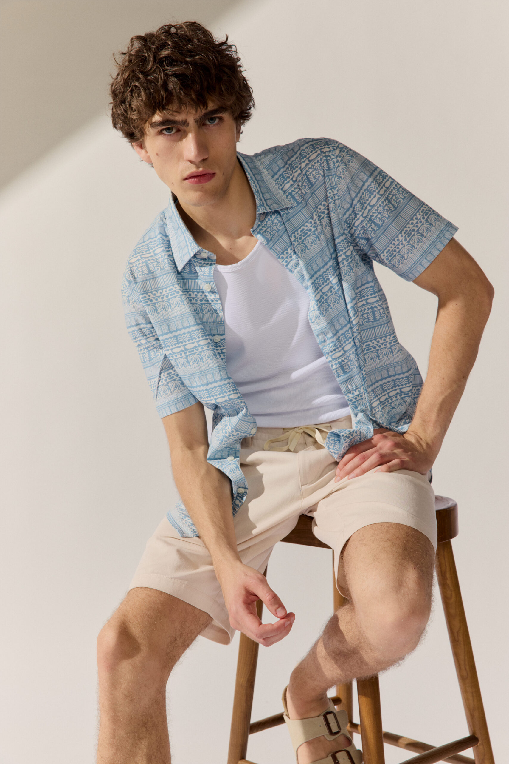 Basefield Men Model trägt ein Polo Shirt