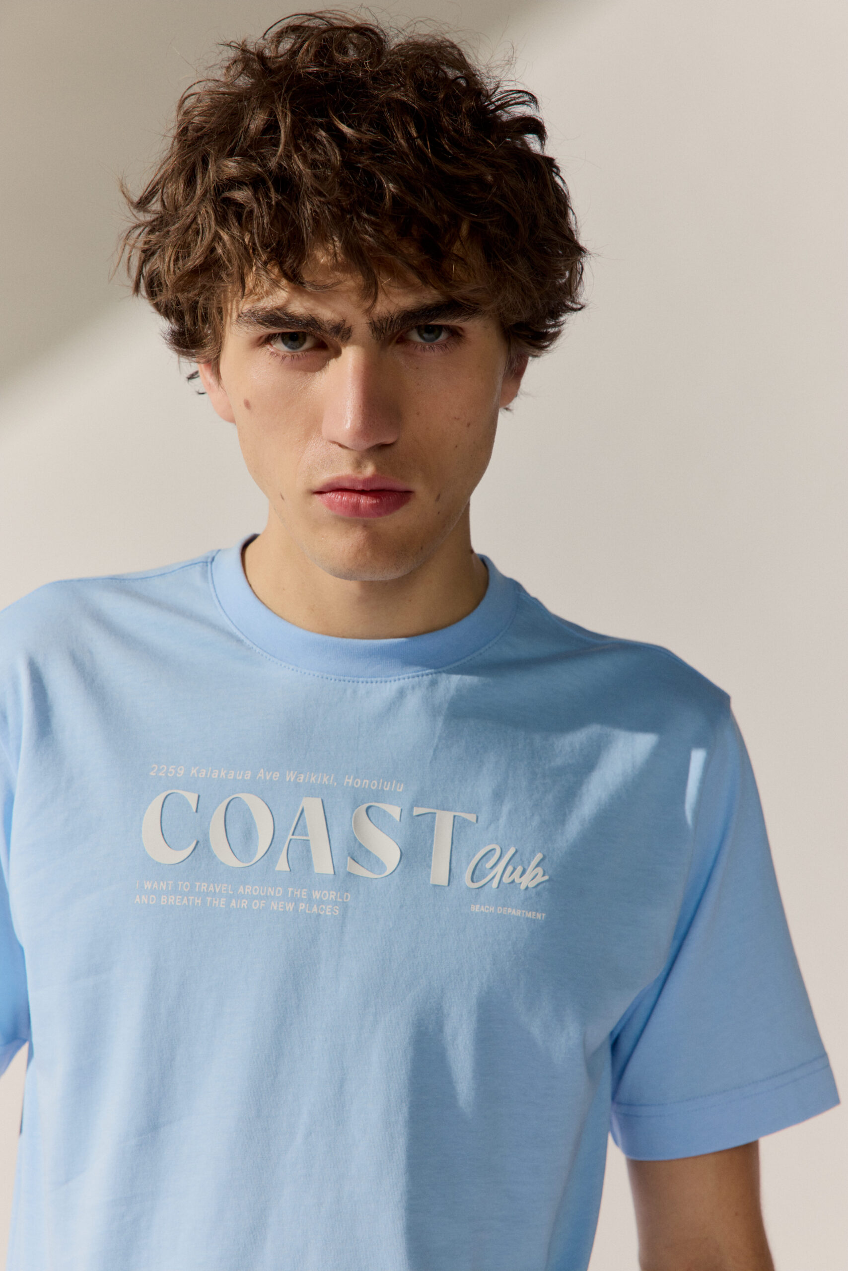 Basefield Men Model trägt ein Polo Shirt in Nahaufnahme