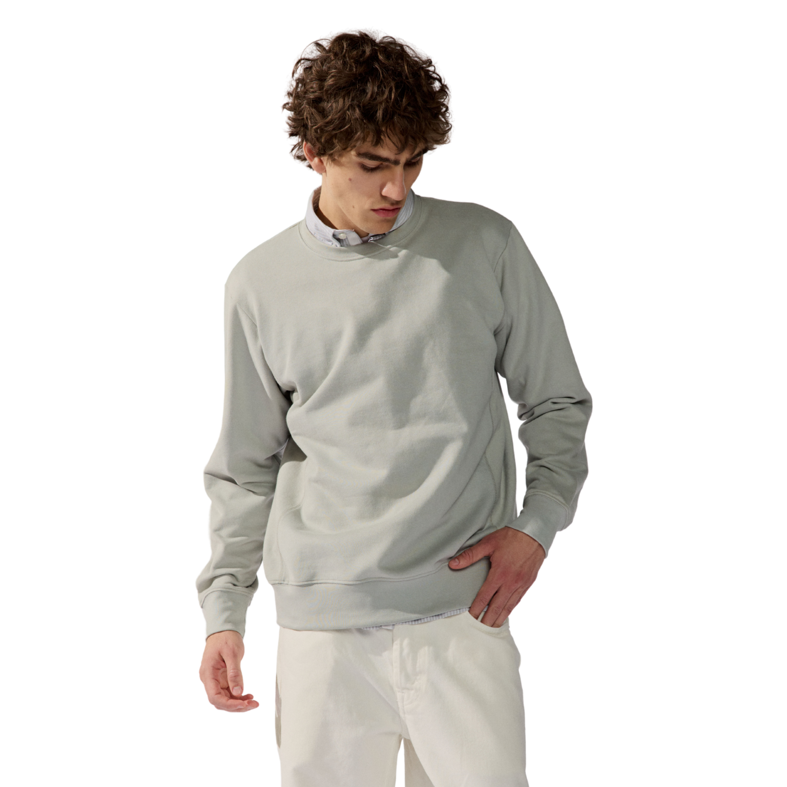 Basfield Men Model sitzt und trägt blue dust Sweater