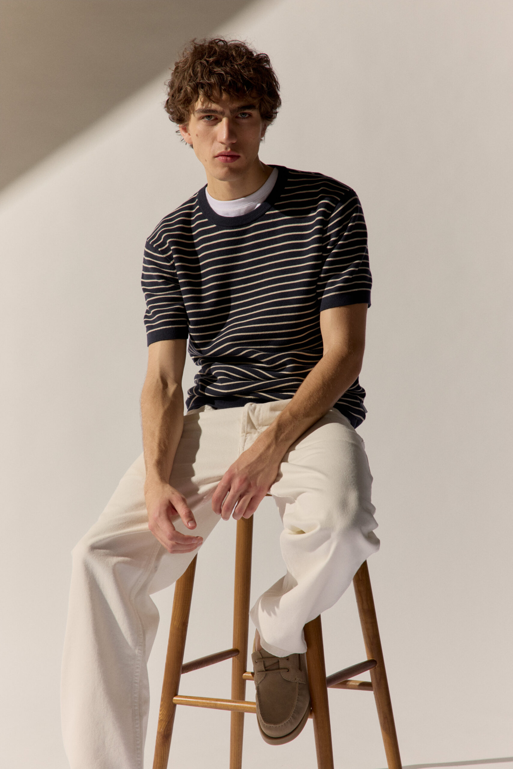 Basefield Men Model trägt ein aop T-Shirt