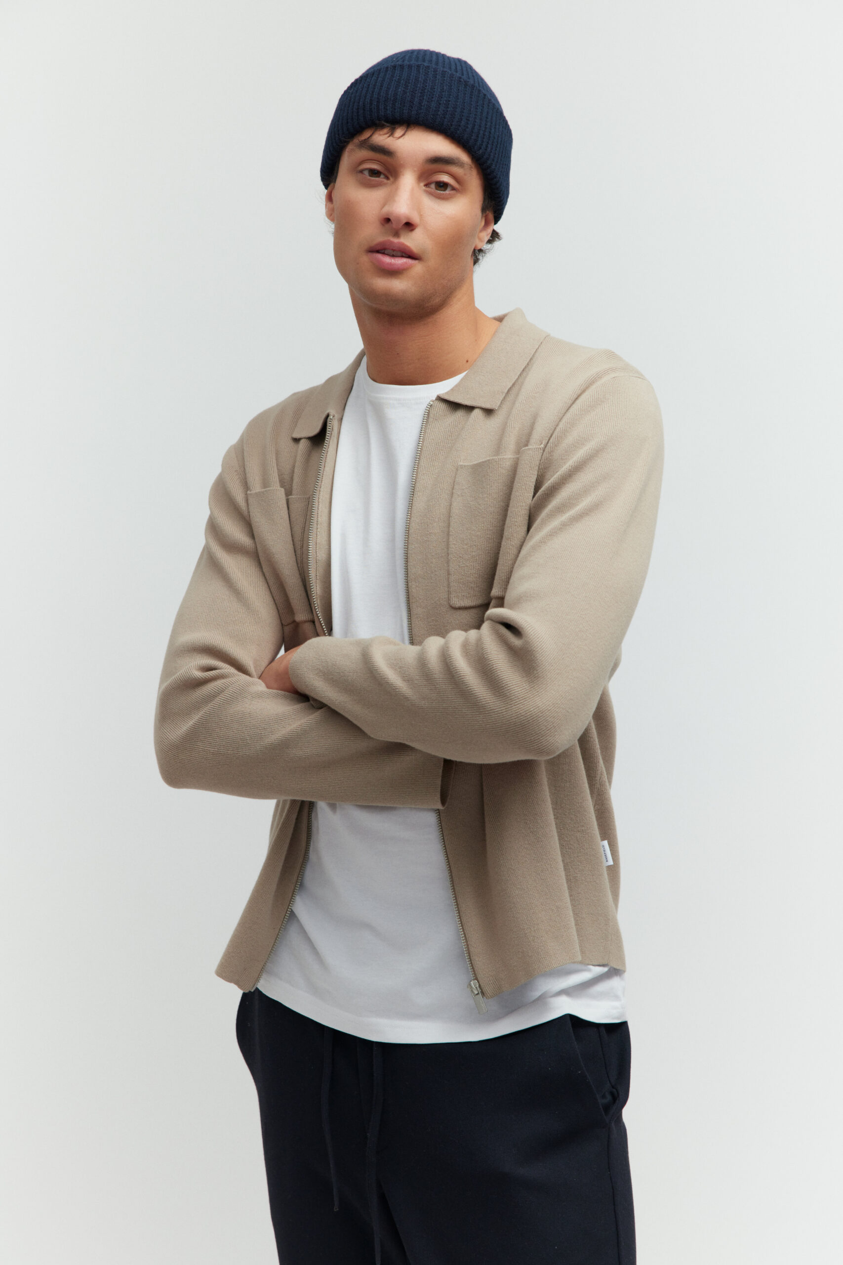 BASEFIELD MEN Model trägt stripe Shirt und eine Sonnenbrille