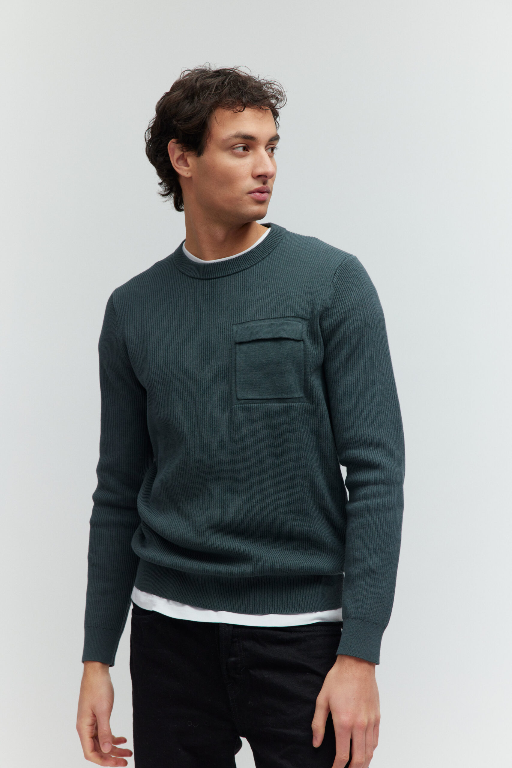 Basefield Men Model trägt eine Hemd kombo
