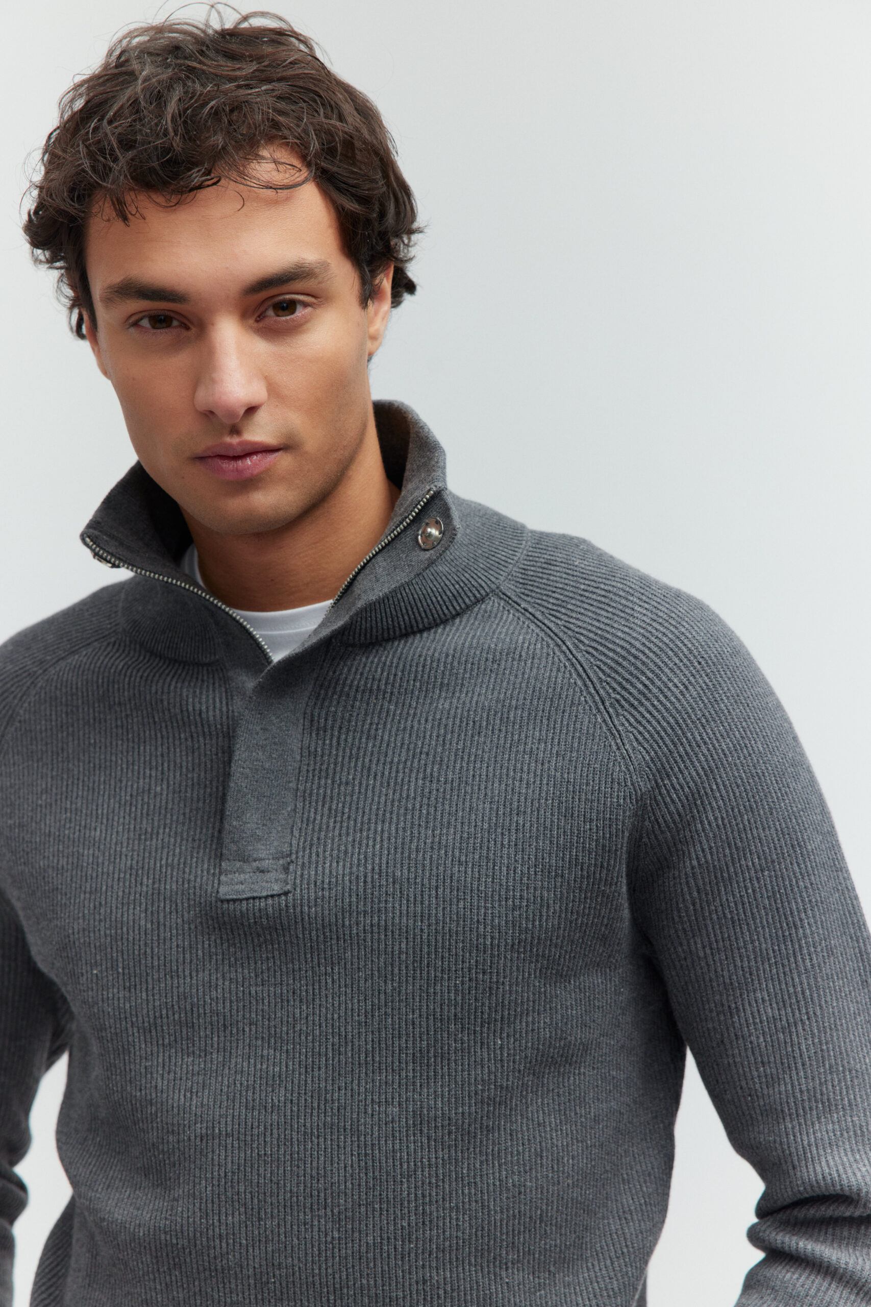Basefield Men Model trägt ein aop Hemd
