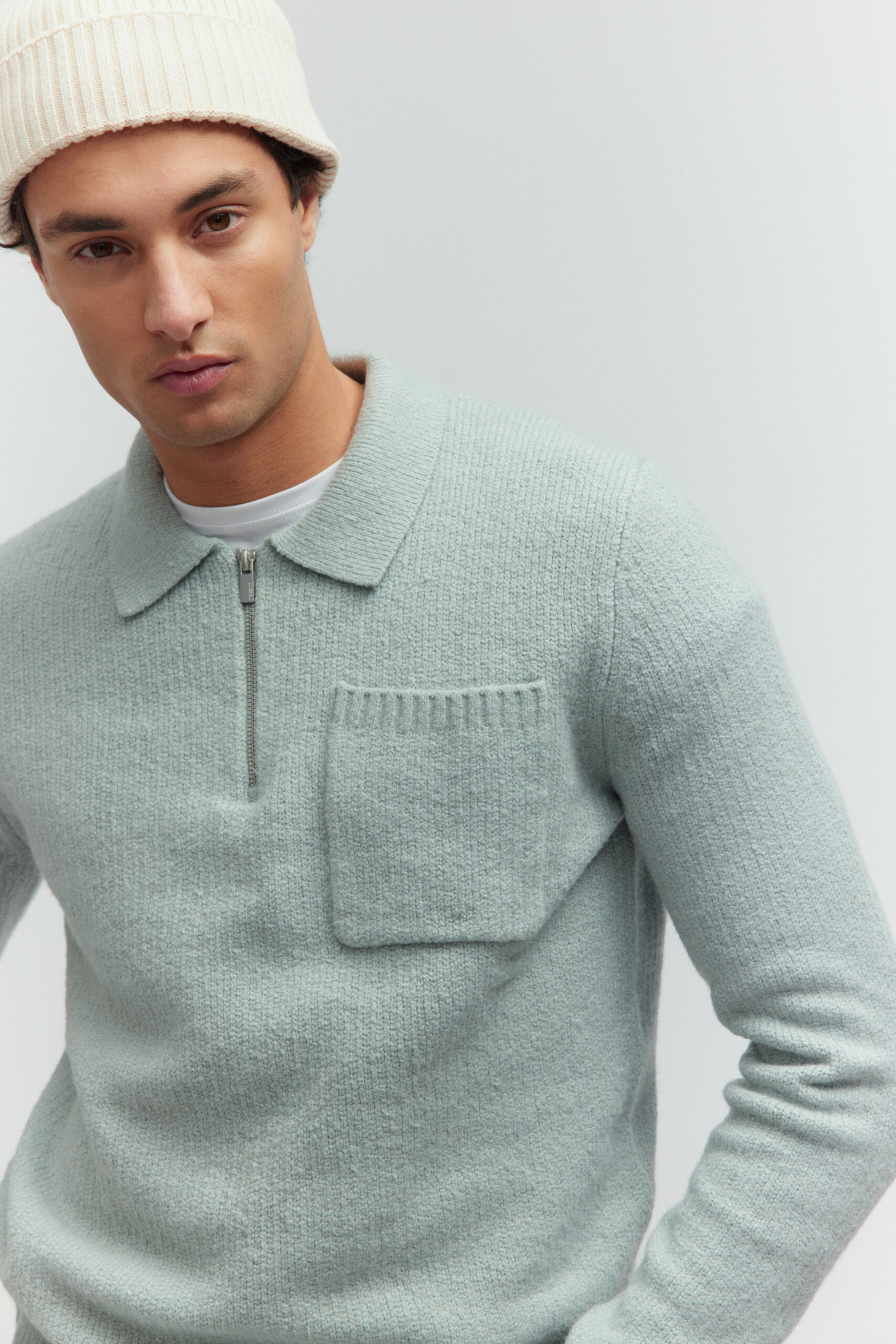 Basefield Men Model trägt T-Shirt und ein Tuch Accessoire um den Hals