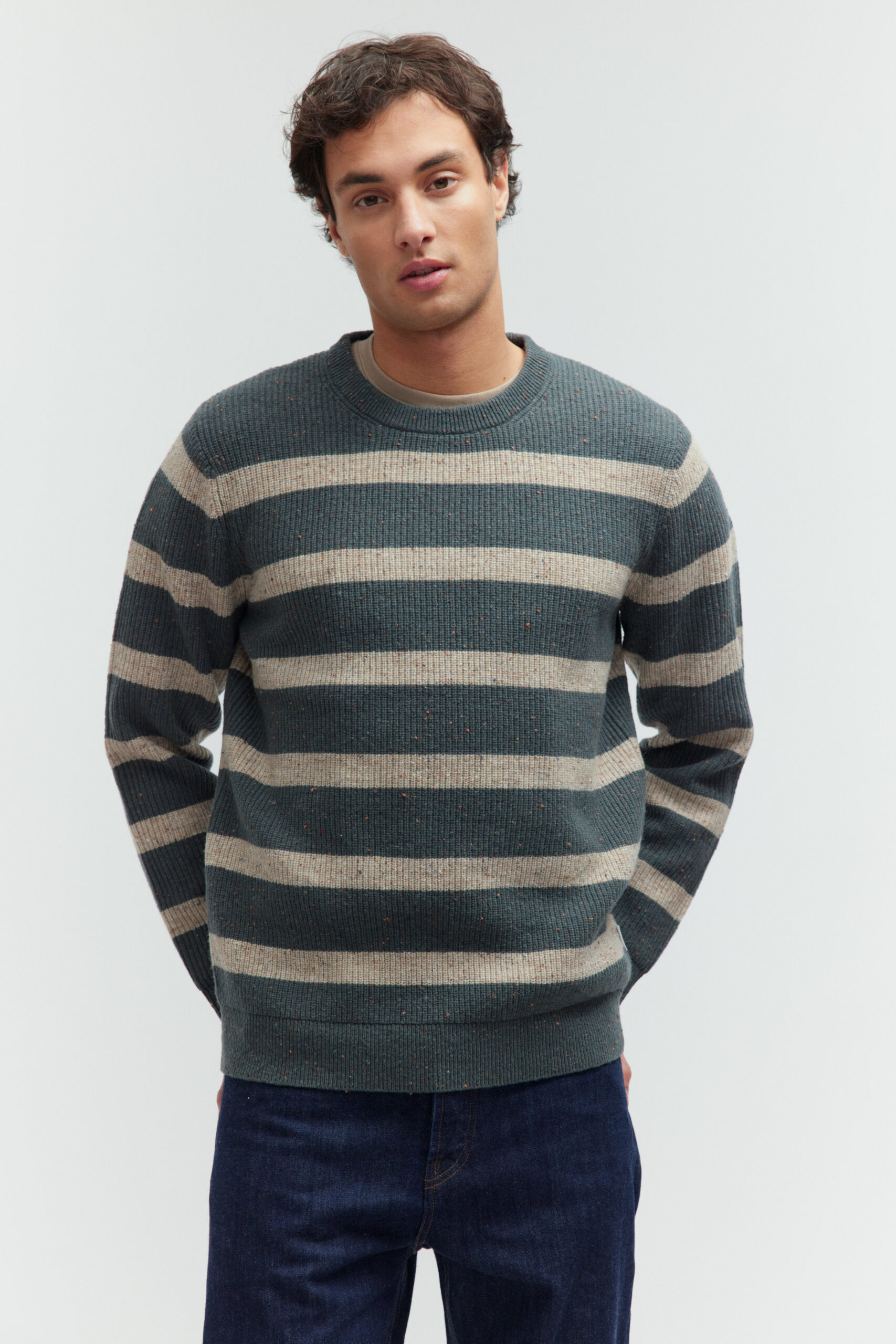 Basefield Men Model trägt ein Polo Shirt in Nahaufnahme