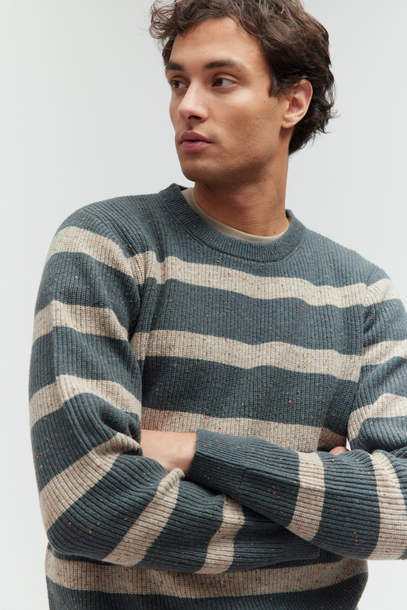Basefield Men Model trägt ein Polo Shirt