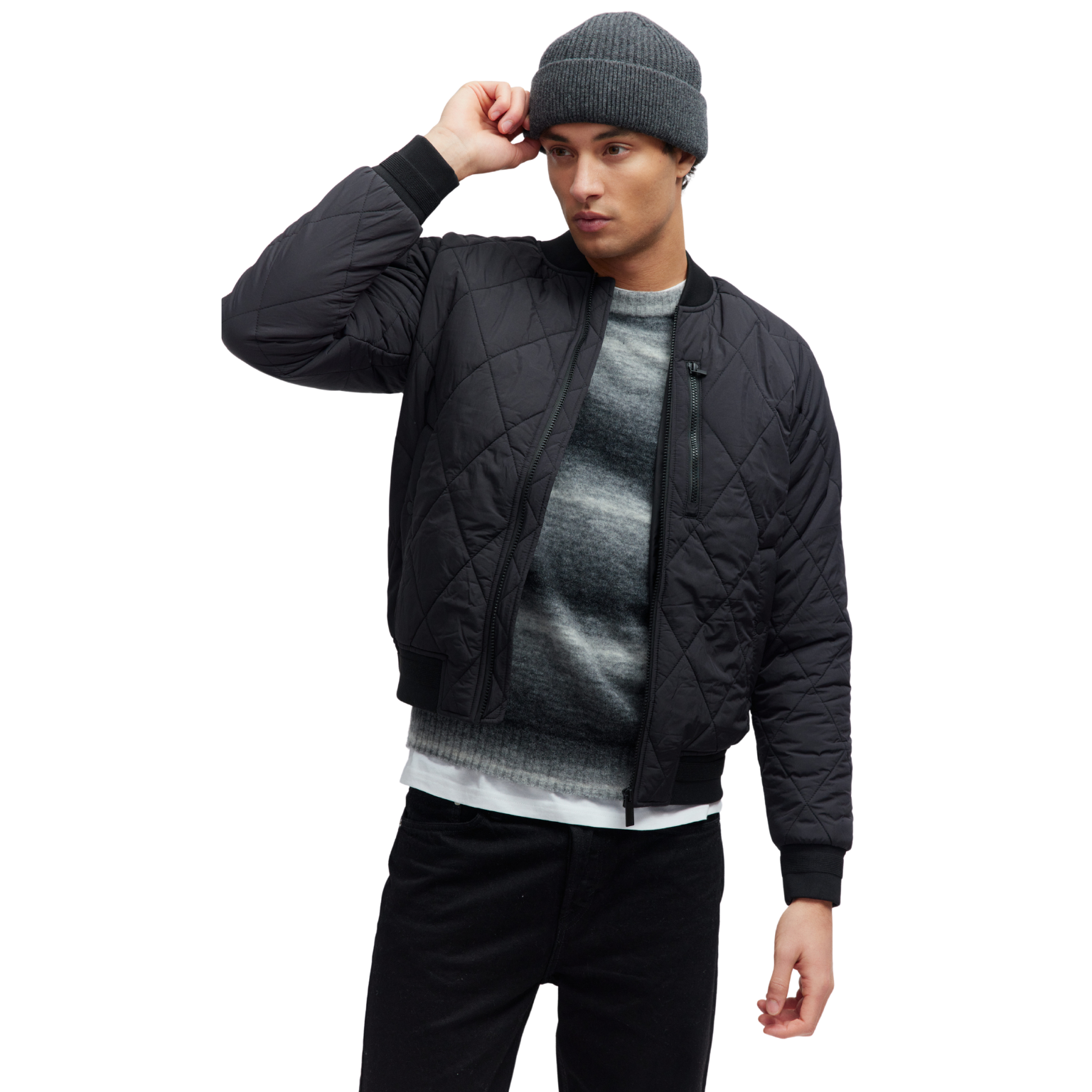 Basfield Men Model sitzt und trägt blue dust Sweater